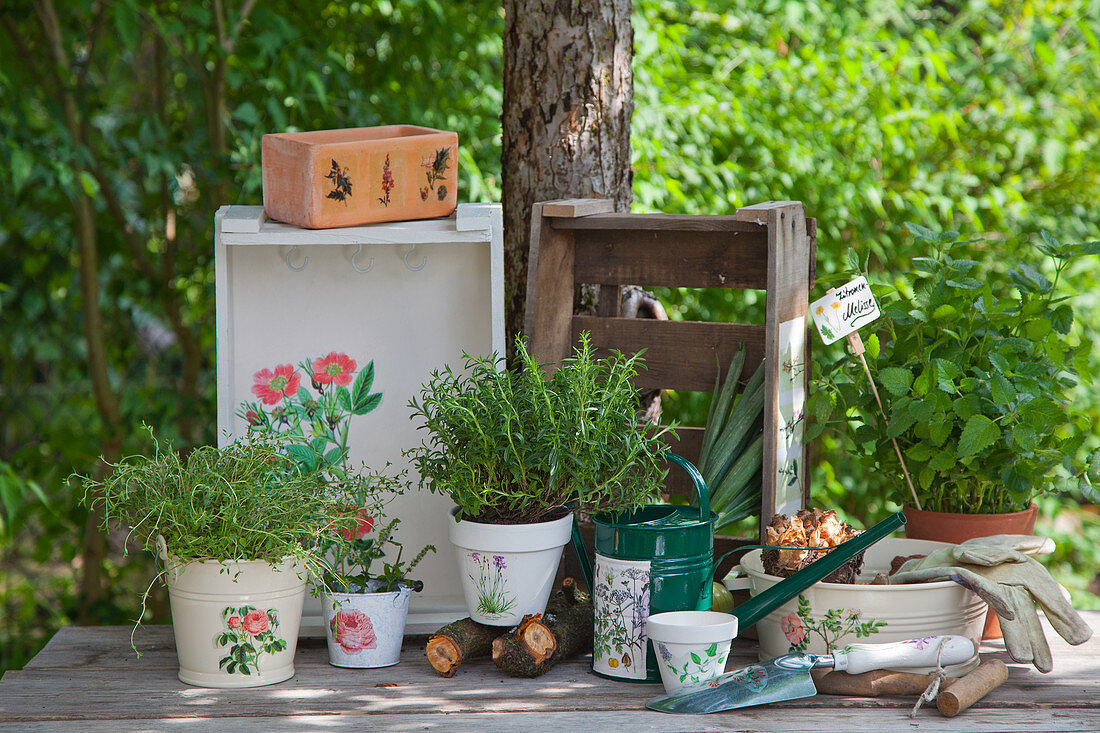 Mit Blumenmotiven verzierte Gartenhelfer