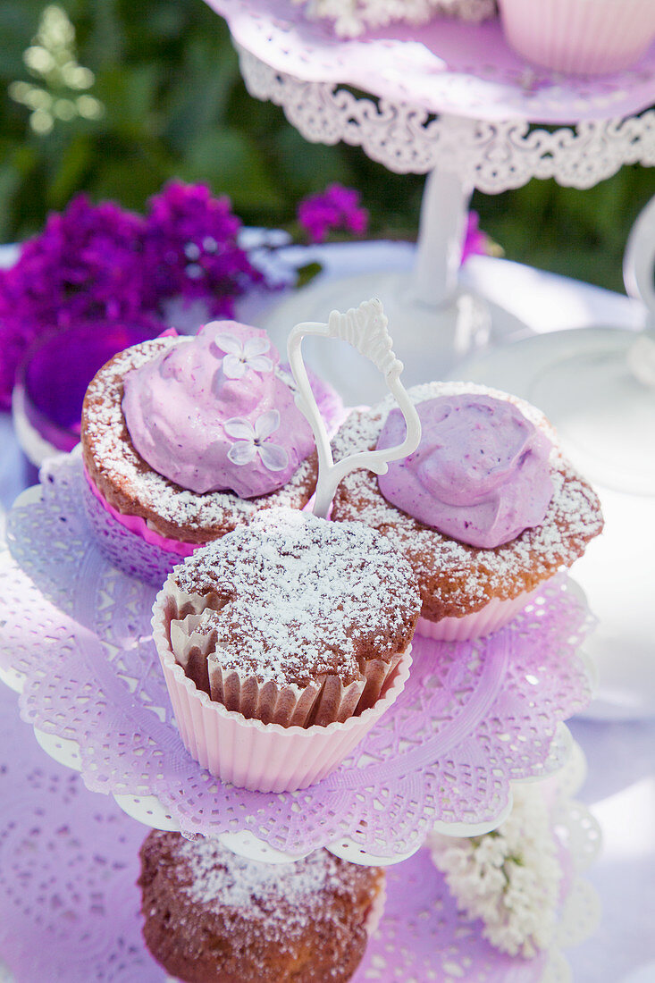 Muffins mit fliederfarbener Sahne und Fliederblüten