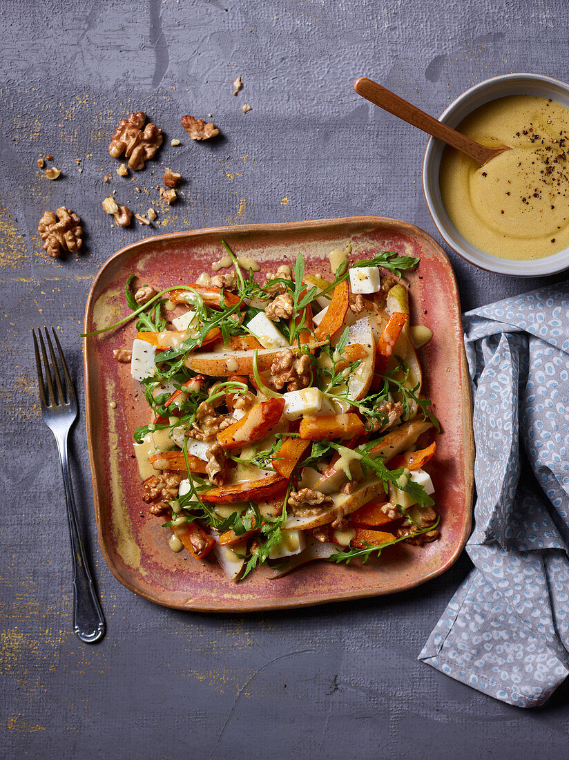 Birnen-Kürbis-Salat mit Rucola, Pecorino, Walnüsse und Senf-Vinaigrette