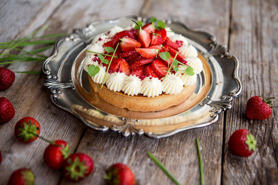 Mazarin cake with cream and strawberries