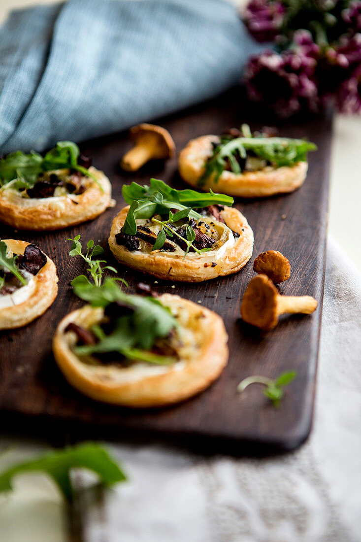 Mini pizzas with chanterelle mushrooms, goat's cheese and rocket