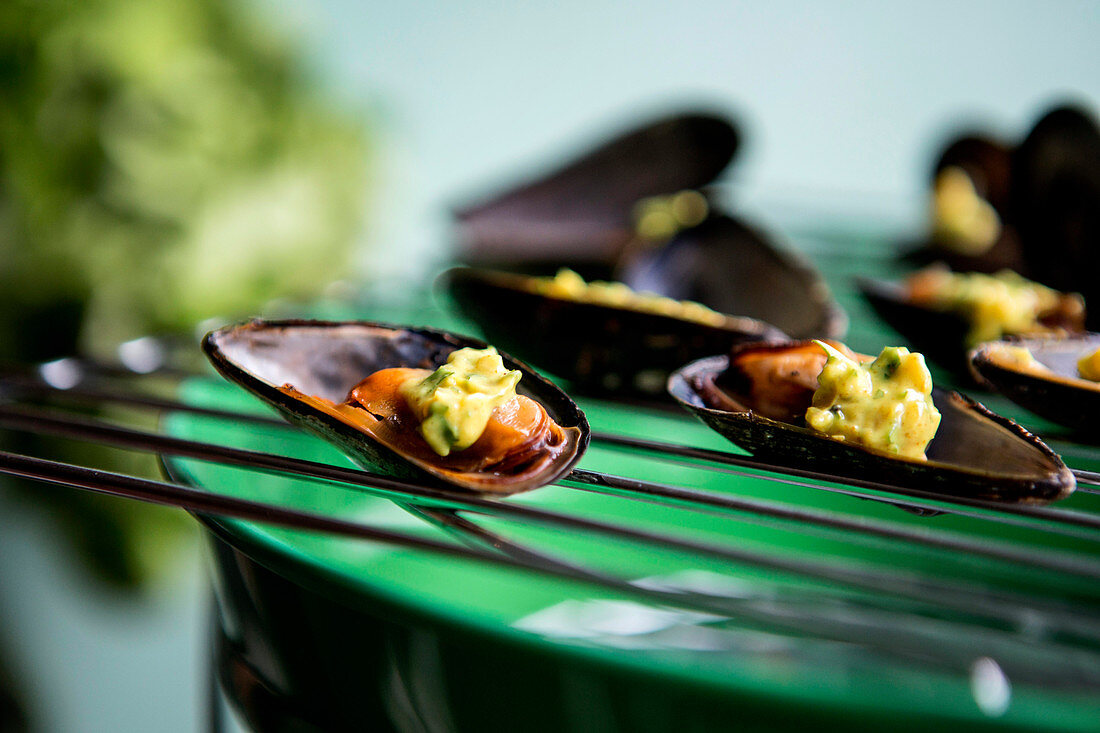 Gegrillte Miesmuscheln mit Currydip auf Grillrost