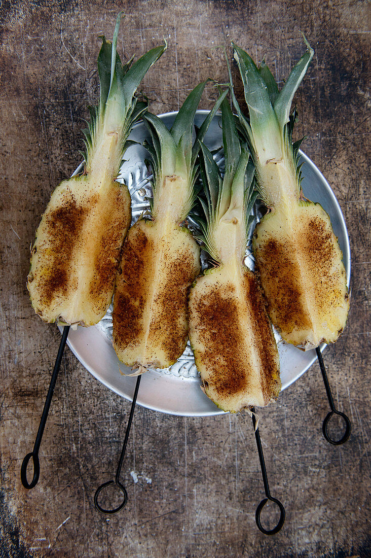 Grilled pineapple wedges with cinnamon (seen from above)