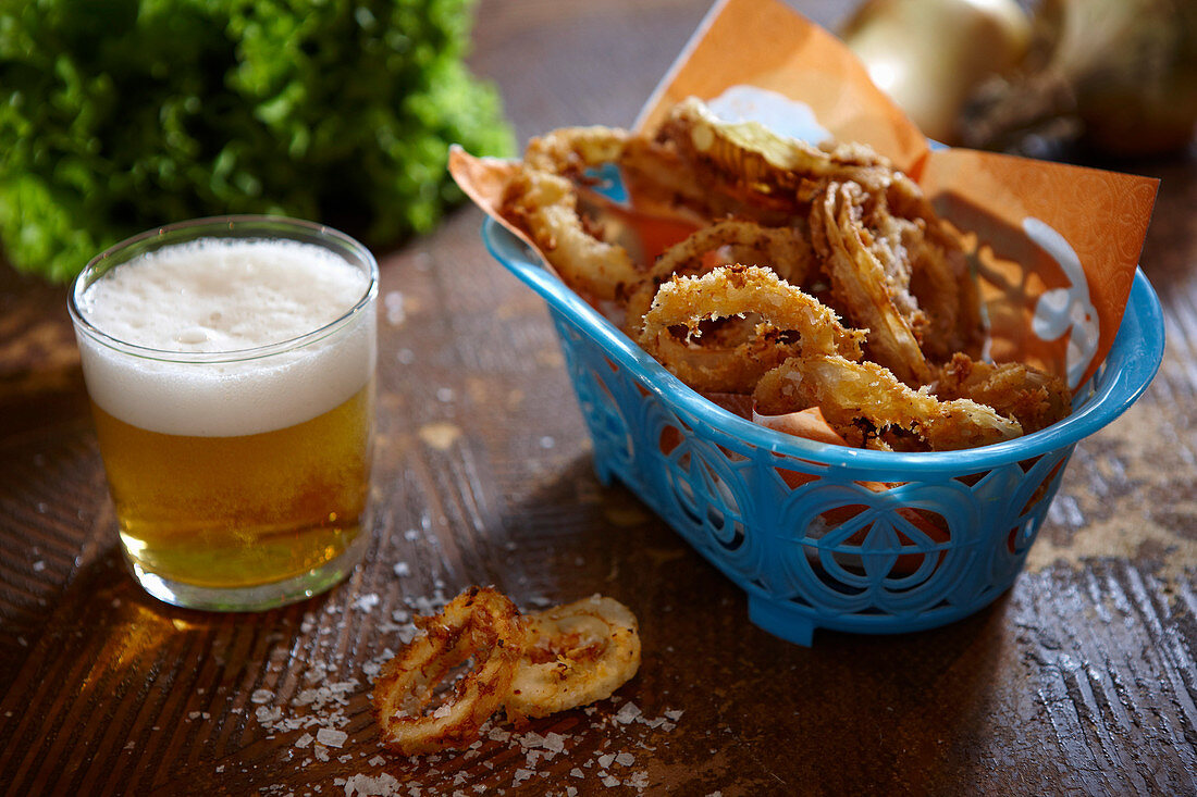 Fried onions rings served with a glass of beer