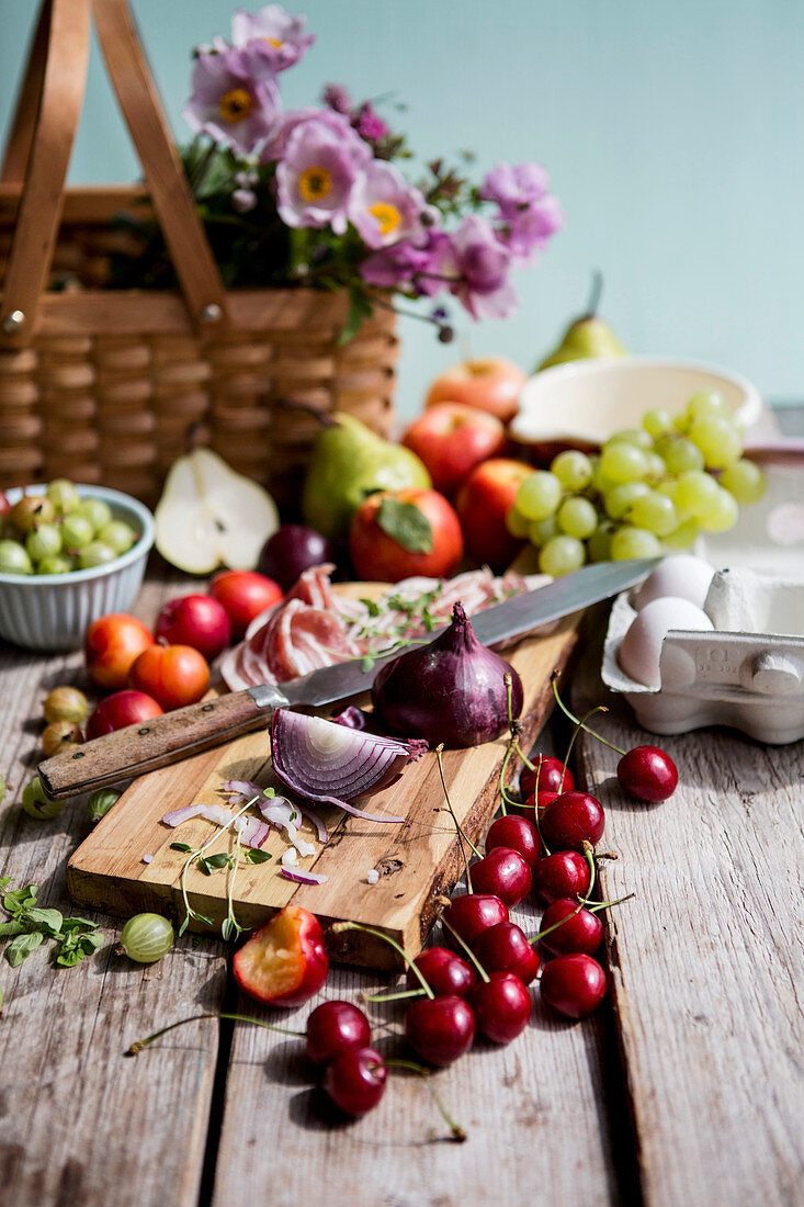 Stillleben mit Obst, Gemüse und Speck