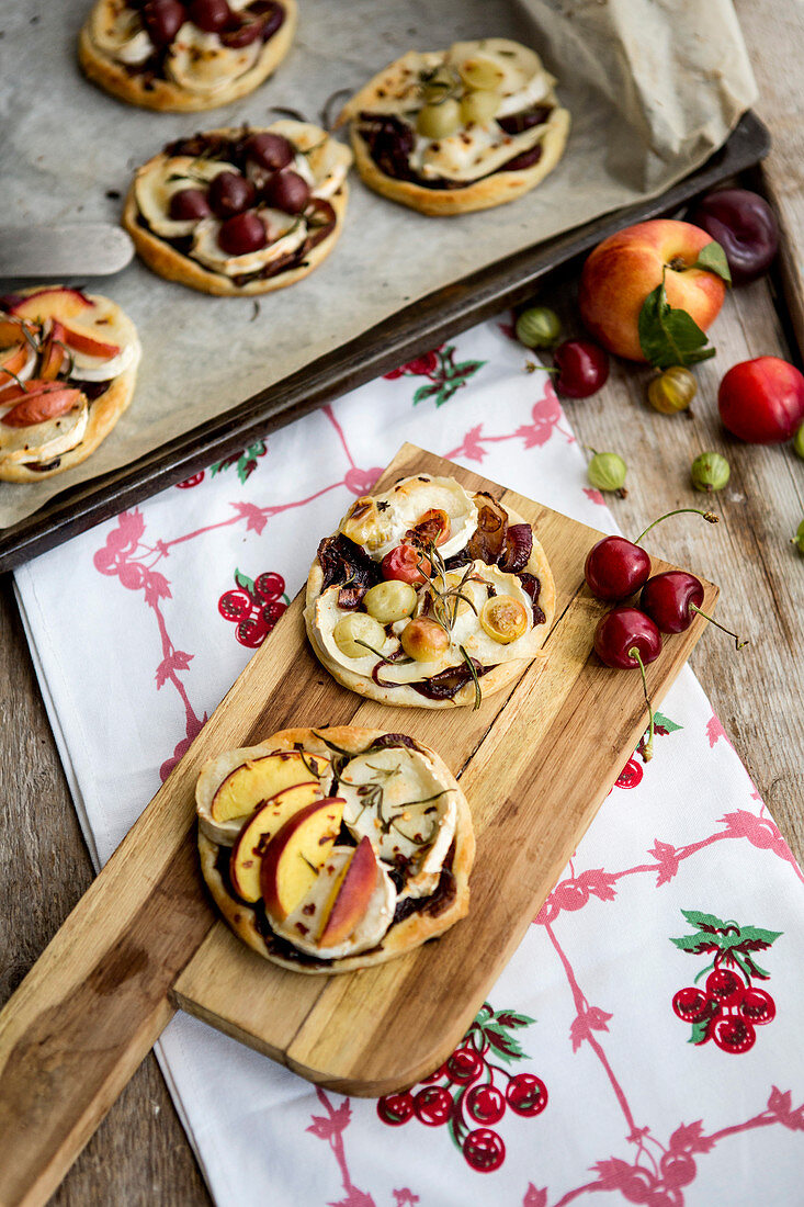 Minipizzen mit Früchten und Käse