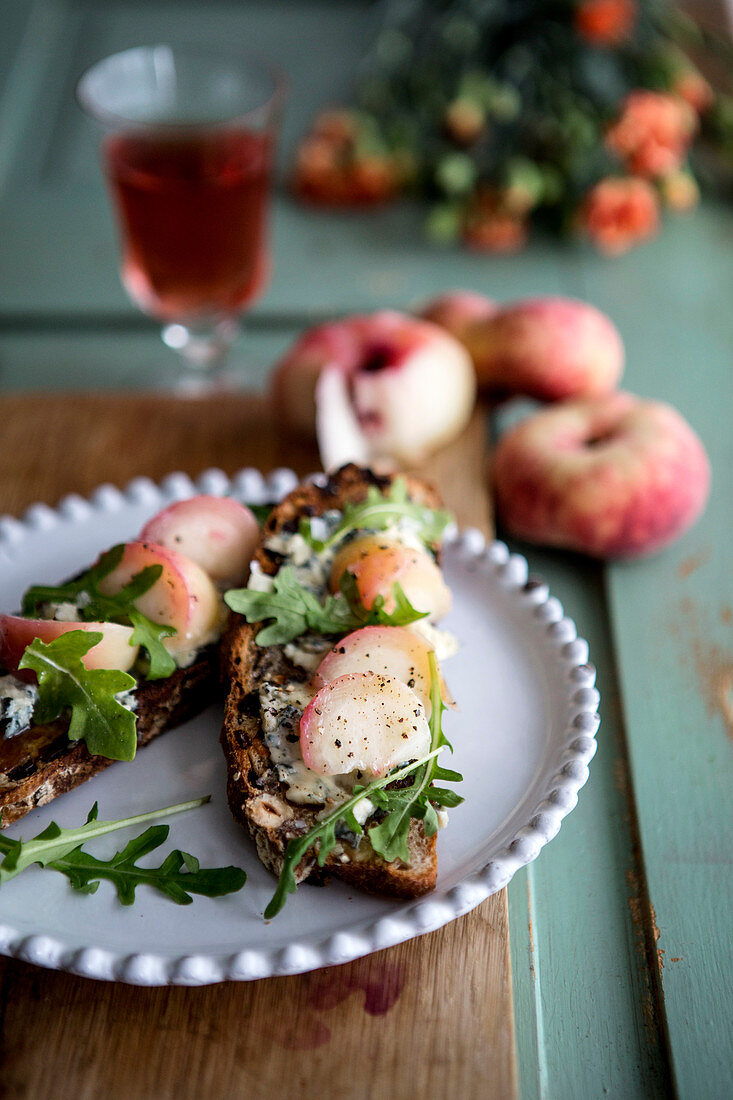 Crostini with peaches and cheese