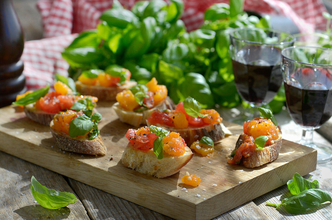 Bruschetta mit Tomaten und Basilikum