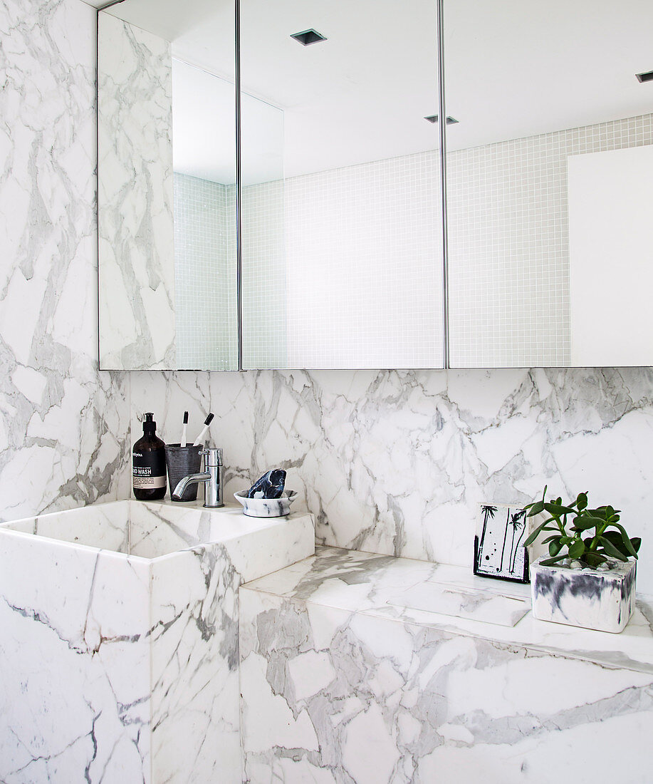 Spiegelschrank über Waschbecken und Sims im Bad aus Marmor