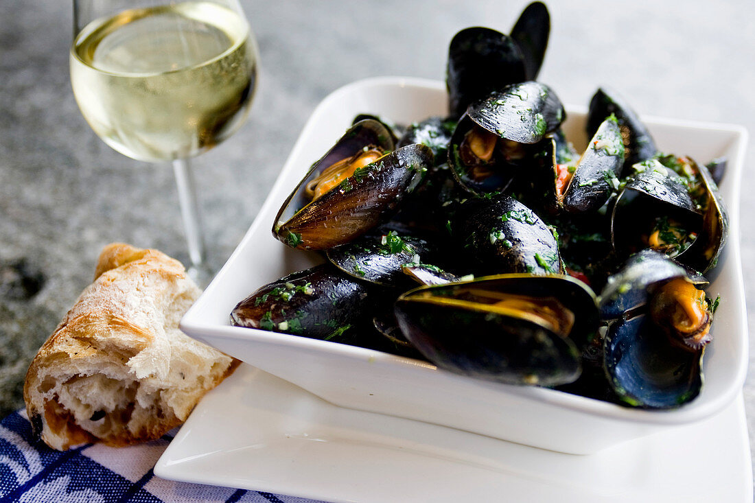 Mussels served with bread and a glass of white wine