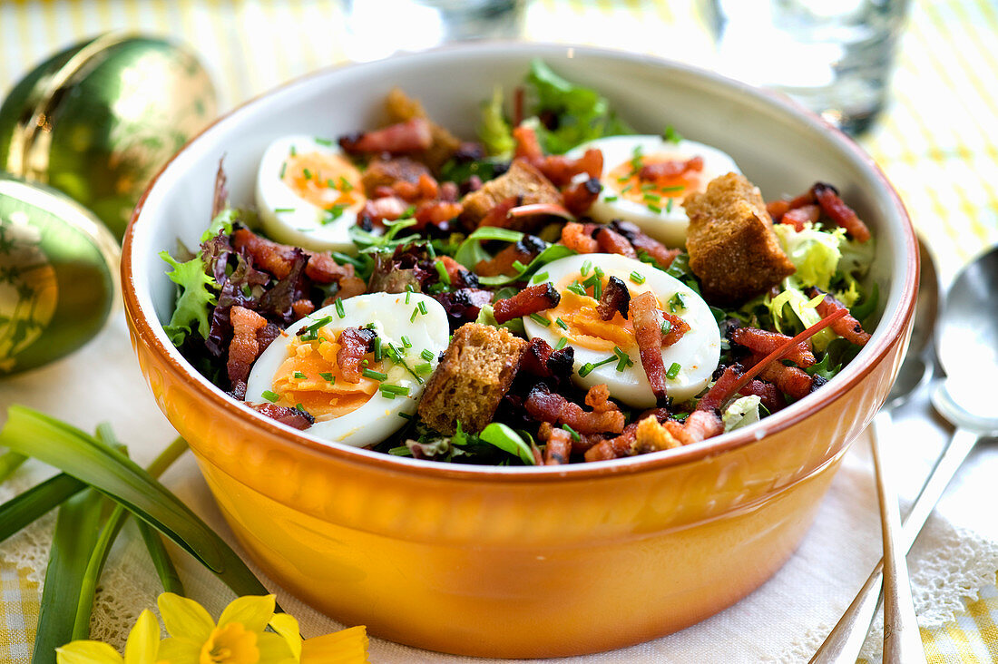 Salat Lyonnaise (Salat mit Speck und Eiern, Frankreich) zum Osterfest