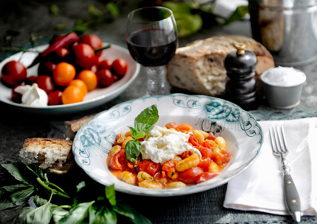 Gnocchi mit Tomaten, Büffelmozzarella und Basilikum
