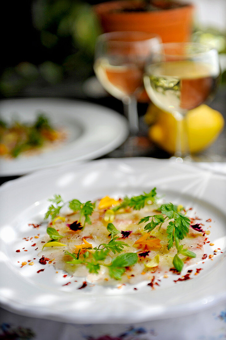 Wolfsbarsch-Carpaccio mit Majoran (Gericht von Stefano Catenacci, Schweden)