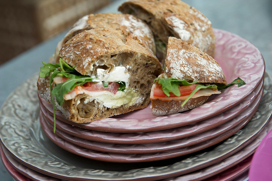 Sandwiches with tomatoes, rocket and cream cheese