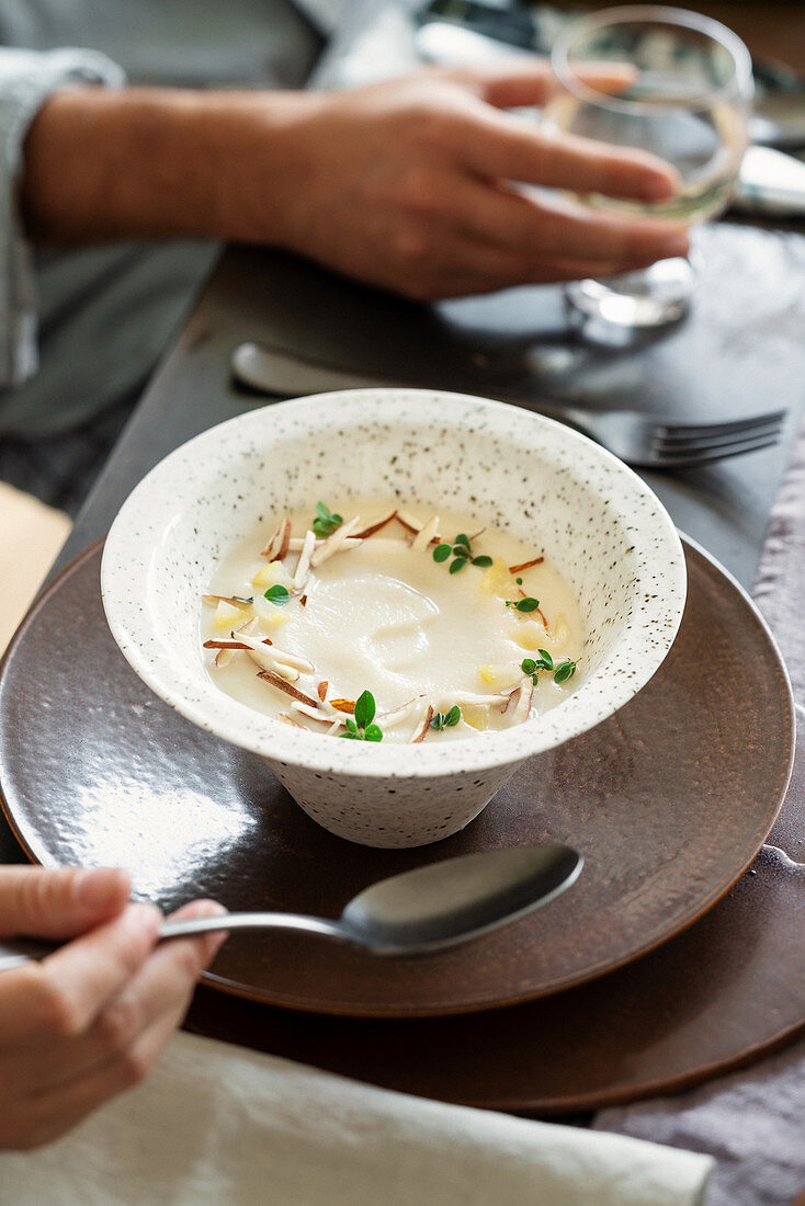 Blumenkohlcremesuppe mit Zitronenconfit und Mandeln