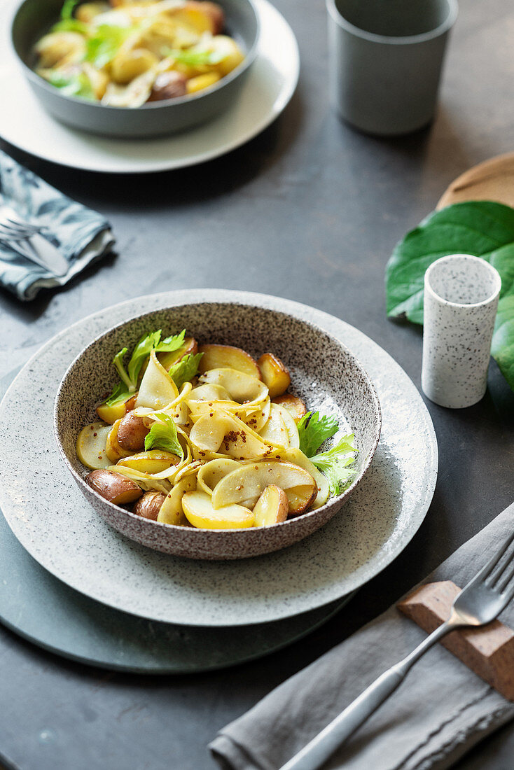 Lauwarmer Apfel-Bratkartoffel-Salat