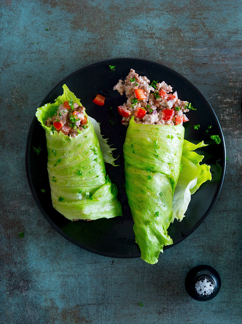 Lettuce wraps filled with tomato farce