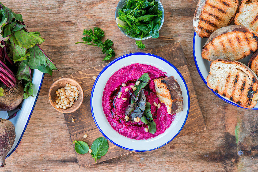 Rote-Bete-Hummus mit Pinienkernen