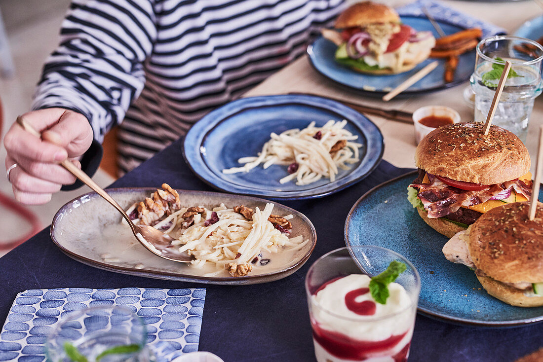 Waldorfsalat mit Cranberries und Walnüssen zu Burger