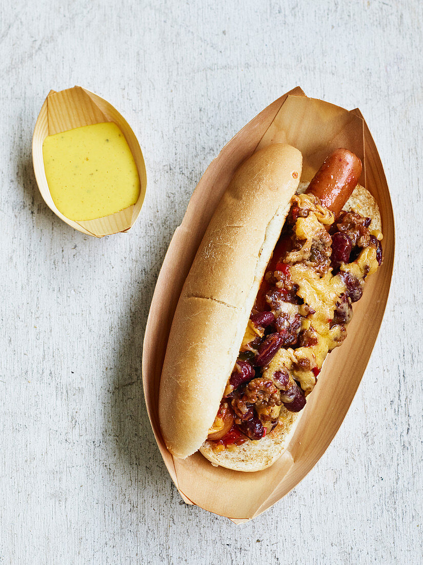 Chili-con-Carne-Hot-dog mit Safran-Aioli