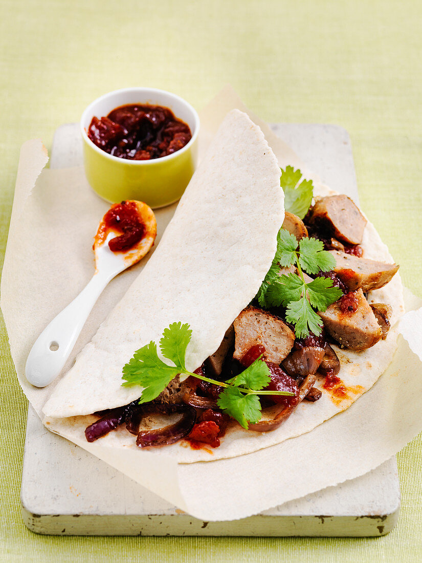 Würstchen-Wrap mit Tomatenrelish und Koriander