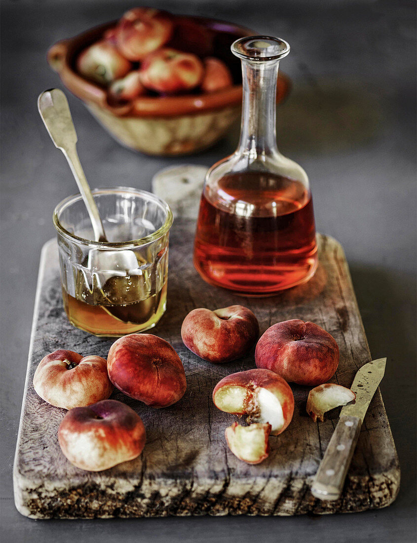 Pfirsiche, zum Pochieren in Rosewein mit Honig vorbereitet