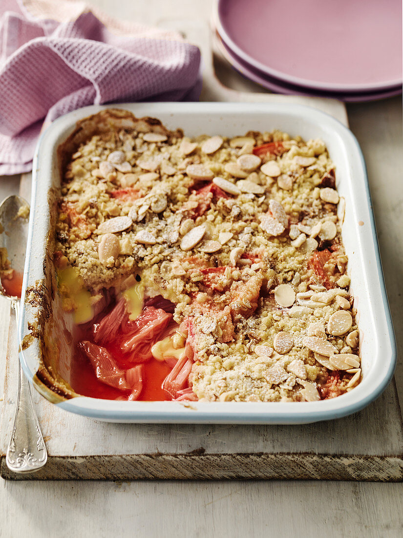 Rhubarb crumble with almonds and oats