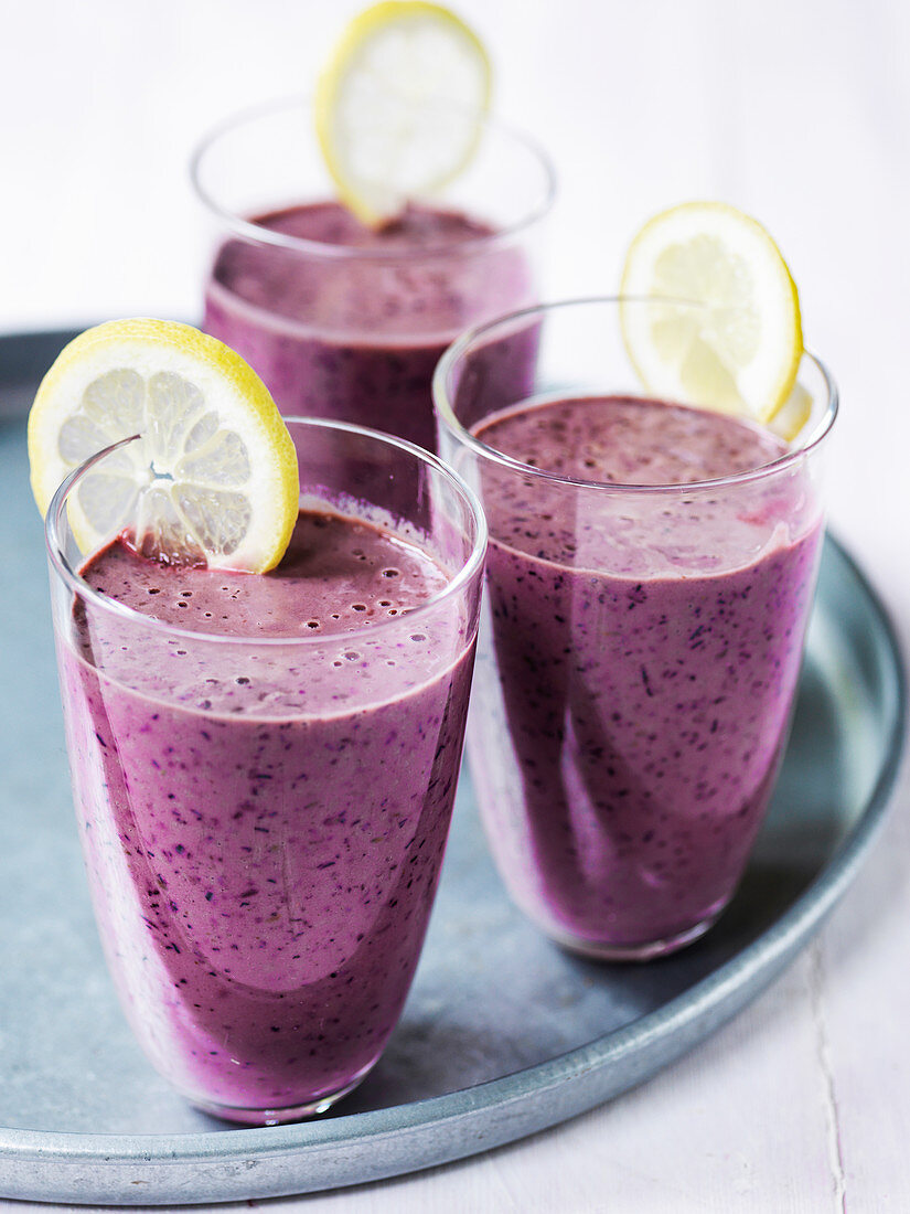 Blueberry smoothie with lemon