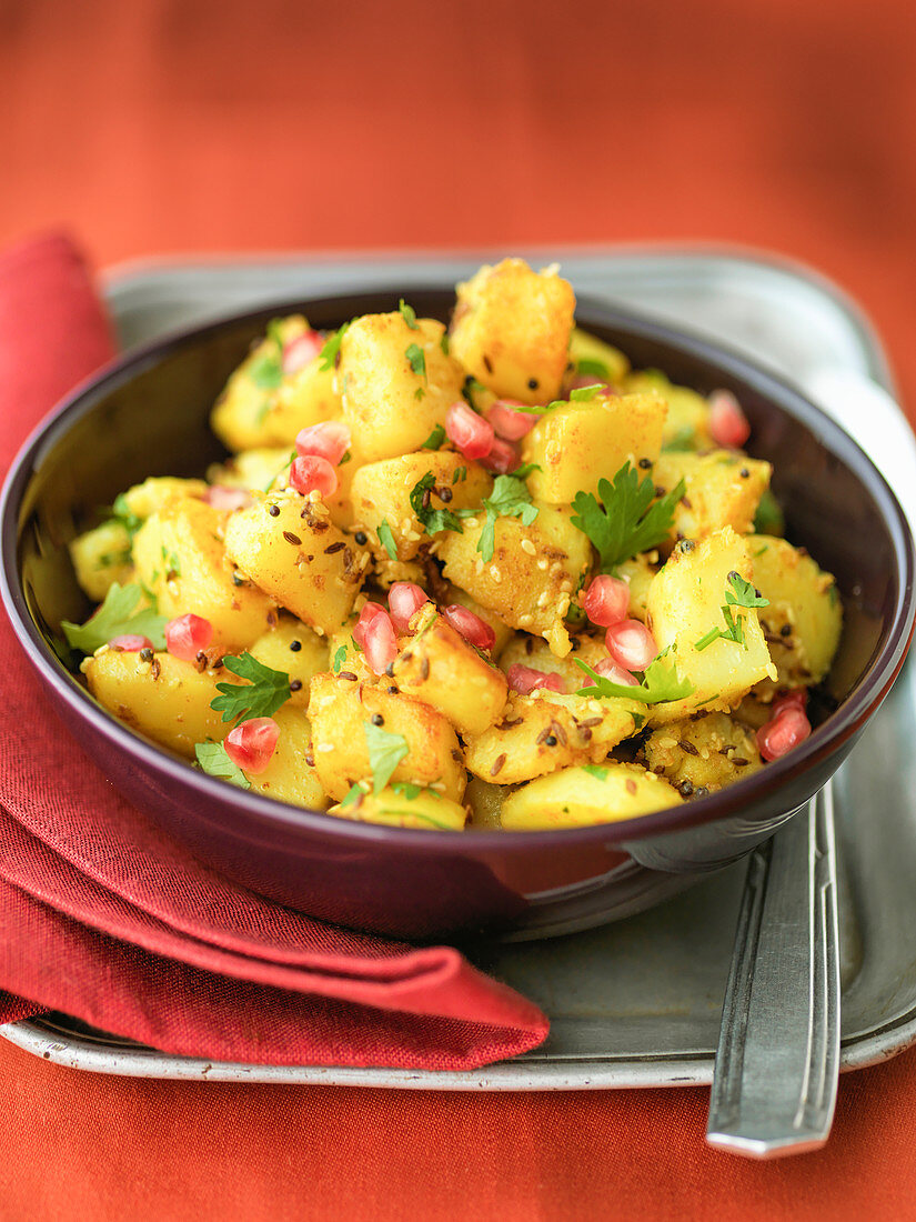 Bombay-Kartoffeln mit Granatapfelkernen, Kümmel und Koriandergrün (Indien)