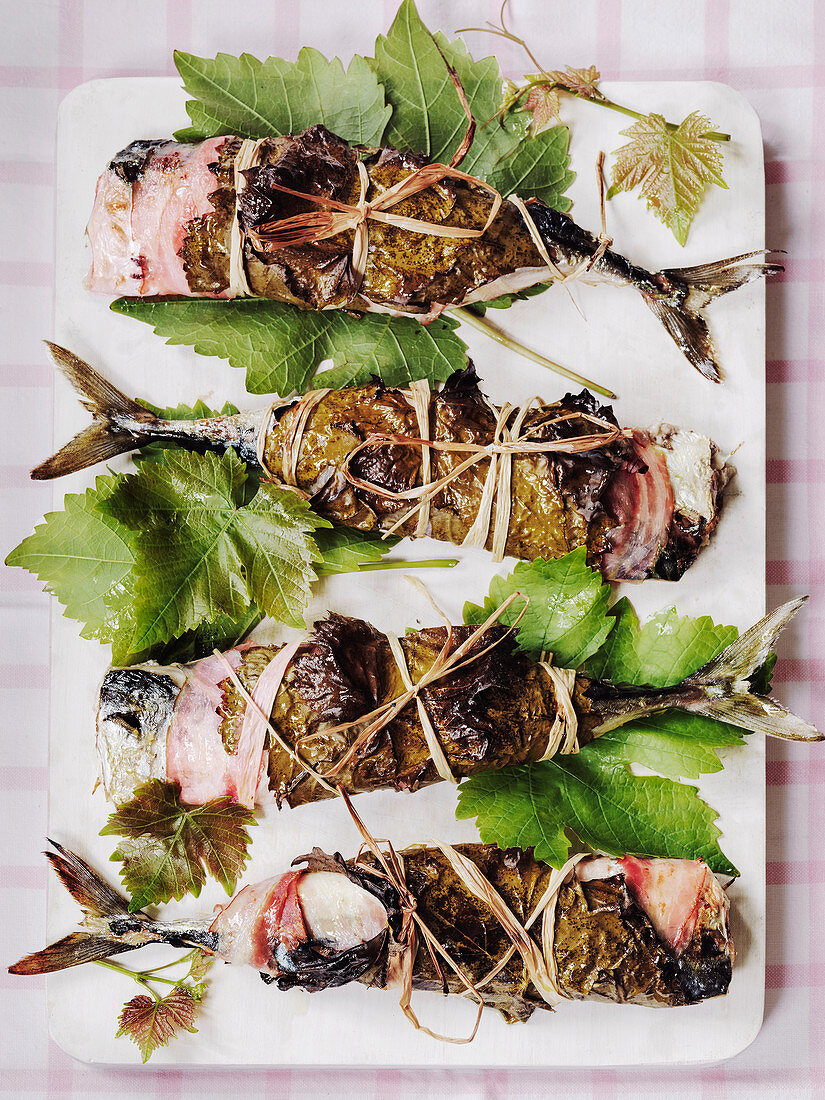 Gebratene Makrelen im Weinblätter-Pancetta-Mantel