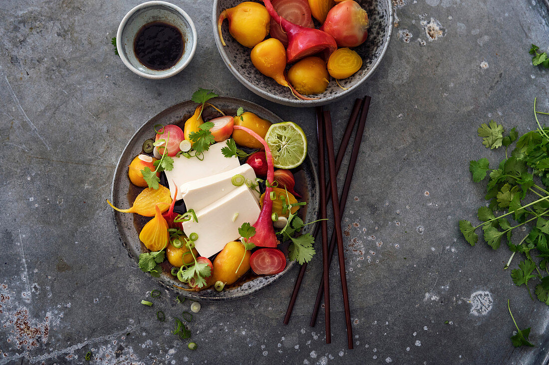 Yellow beets and chioggia beets with tofu and coriander (Asia)