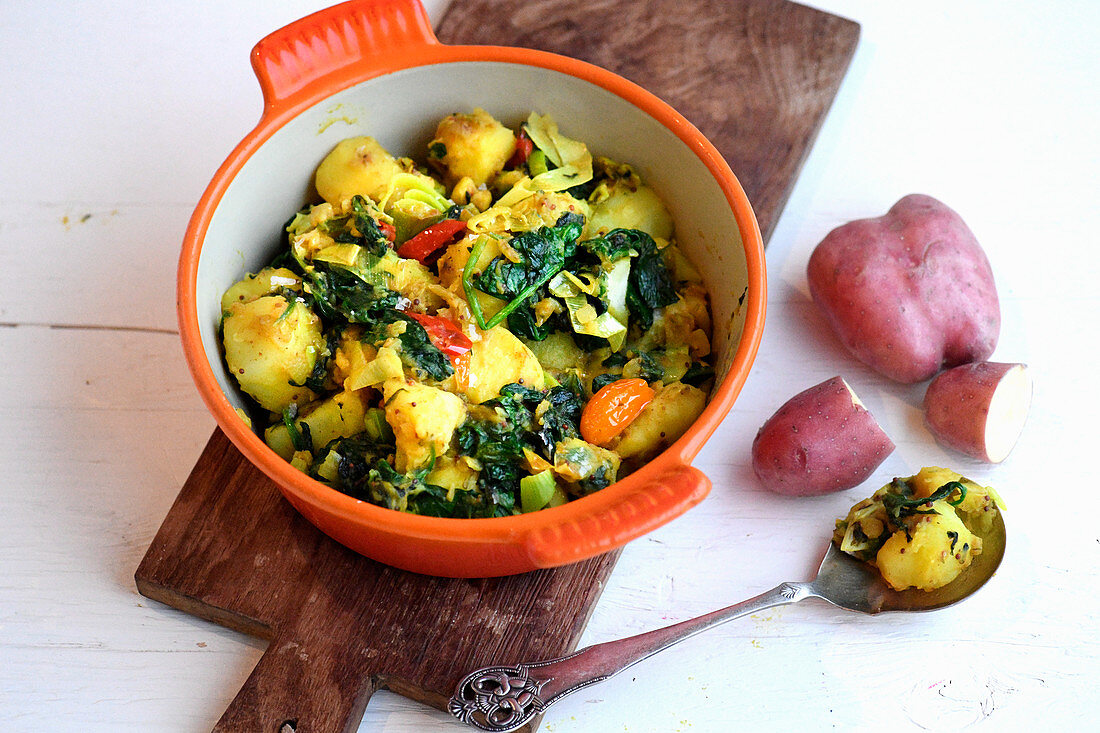 Saag aloo (curry with potatoes and spinach, India)