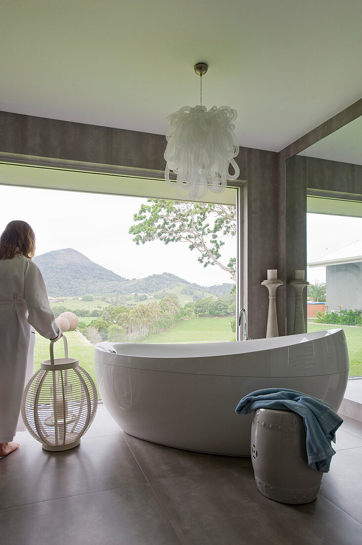 Ovale freistehende Badewanne im modernen Bad mit Panoramafenster