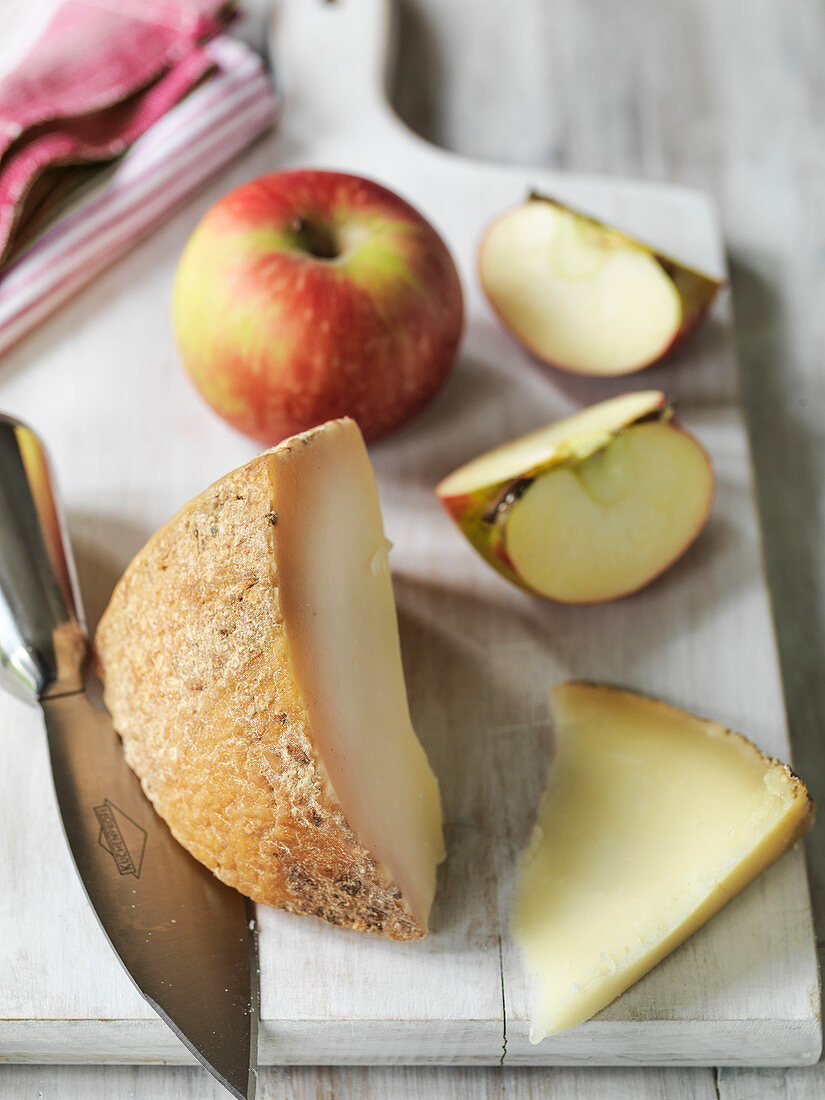 Classic British Berkswell Sheep Cheese with apple