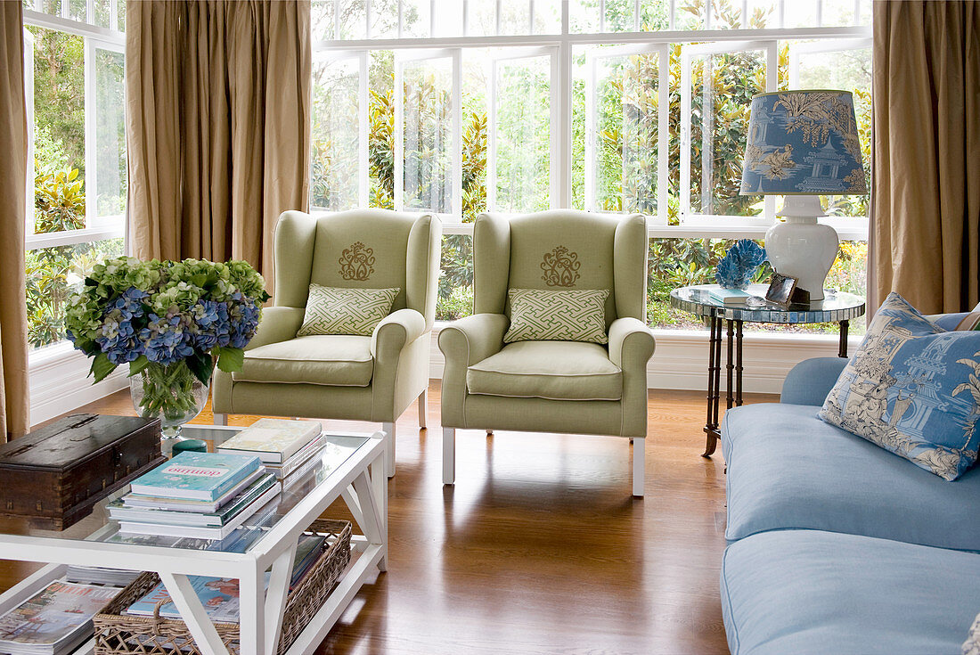 Klassisches Wohnzimmer mit Polstermöbeln in Blau und Grün