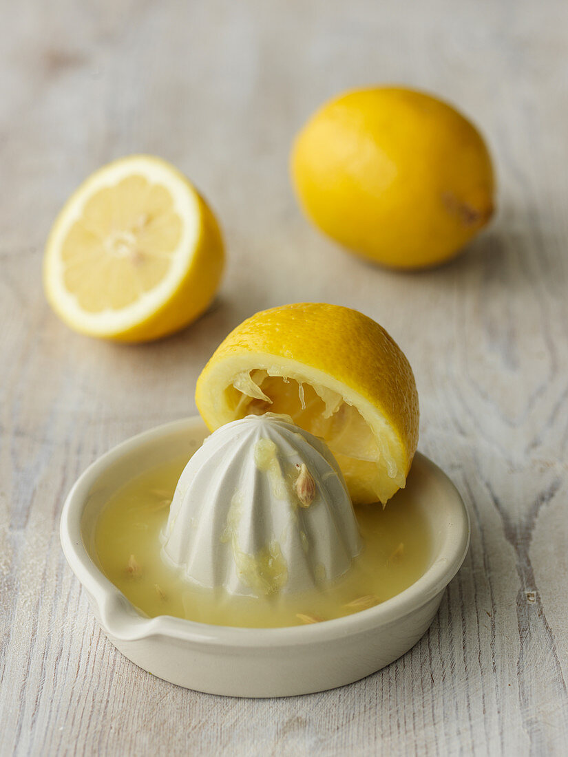 Zitronen mit Saftpresse