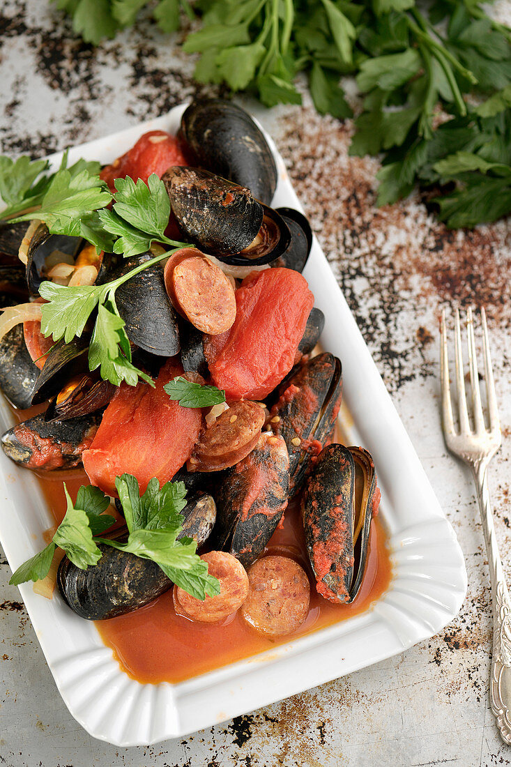 Mussels with sausage and tomato