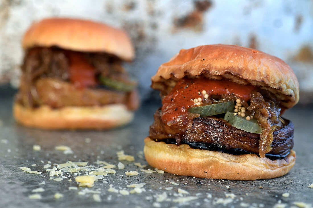 Vegetarischer Burger mit Aubergine und Ketchup