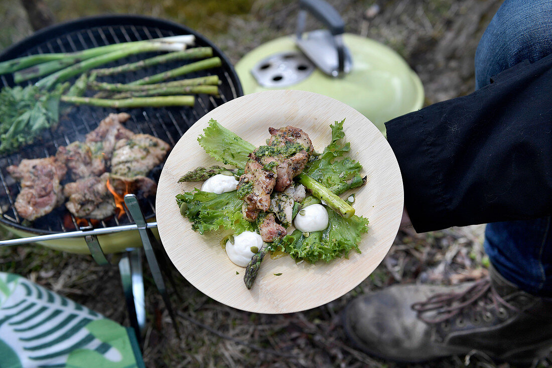 Gegrilltes Hähnchen und Lamm mit Pesto, Frühlingszwiebeln und grünem Spargel