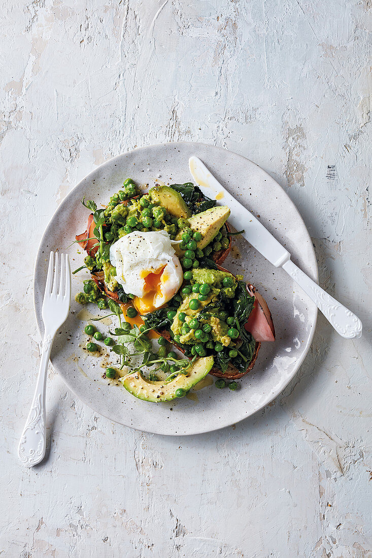 Pochierte Eier mit Erbsen, Avocado und Schinken