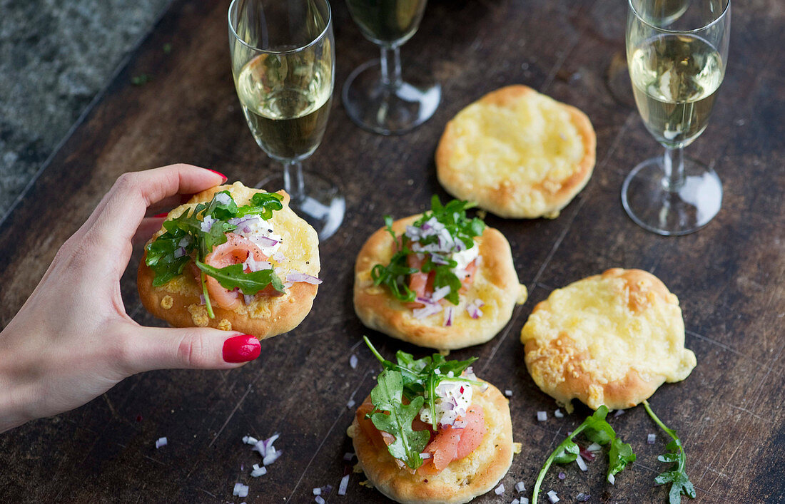 Mini pizzas with cheese, smoked salmon and rocket