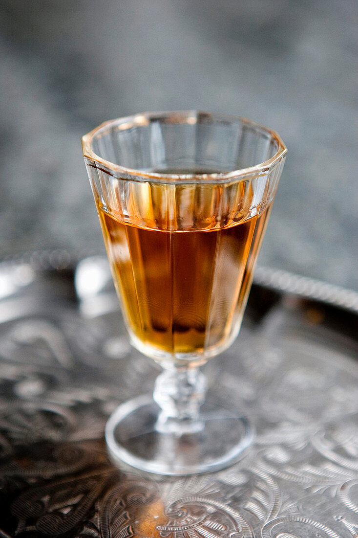 Ein Glas Rum auf Silbertablett
