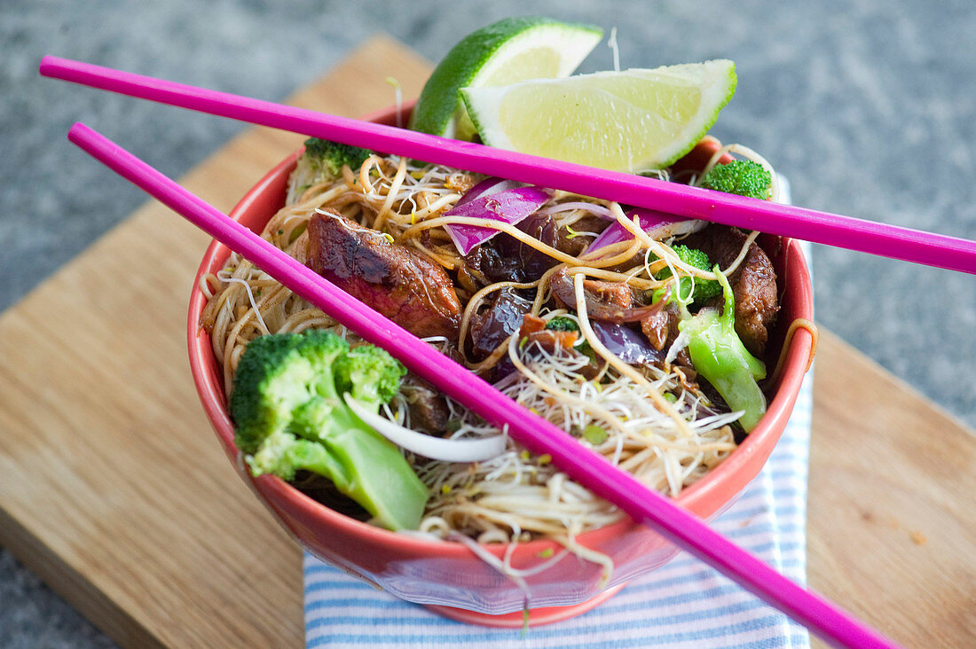 Sticky Pork mit Nudeln, Sprossen und Brokkoli (China)