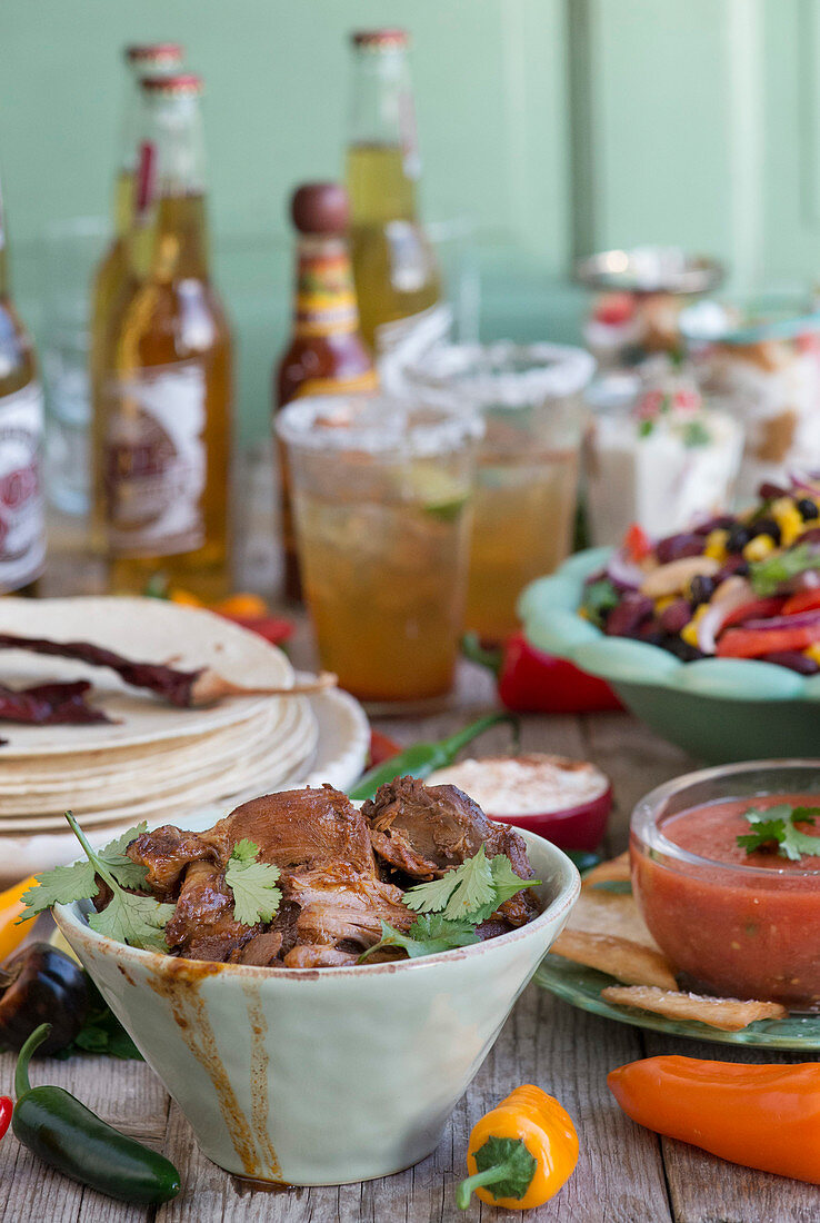 Texmex-Buffet mit Tortilla, scharfem Lamm, Salsa, Bohnensalat und Guacamole (Mexiko)