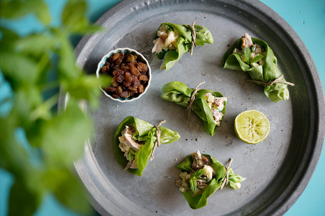 Salpicão (brasilianischer Hähnchensalat) im Salatpäckchen