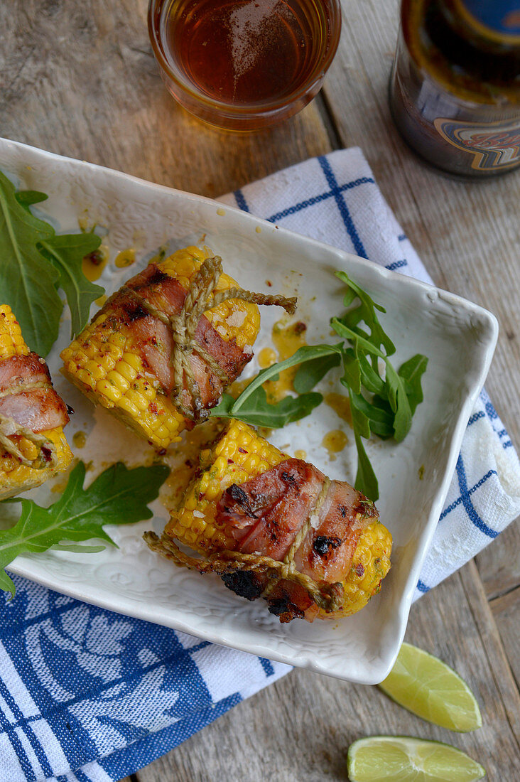 Gegrillte Maiskolben im Speckmantel