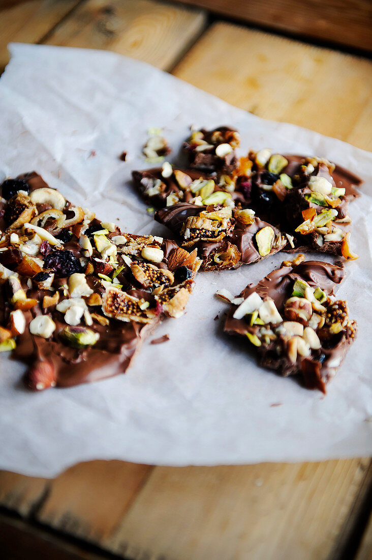 Christmas brittle with chocolate, figs and nuts