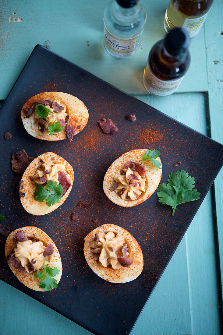 Deviled Eggs mit Bacon und Chipotle