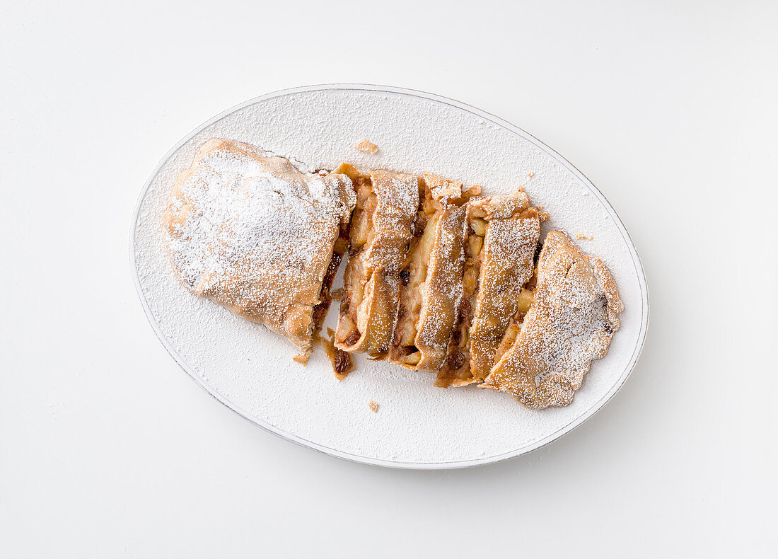 Apfelstrudel mit Rum und Zitrus-Abrieb