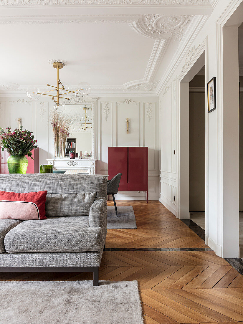 Moderne Möbel im Wohnzimmer mit Stuck an Decke und Wänden